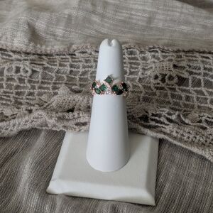 Elegant Green and Gold Women's Ring